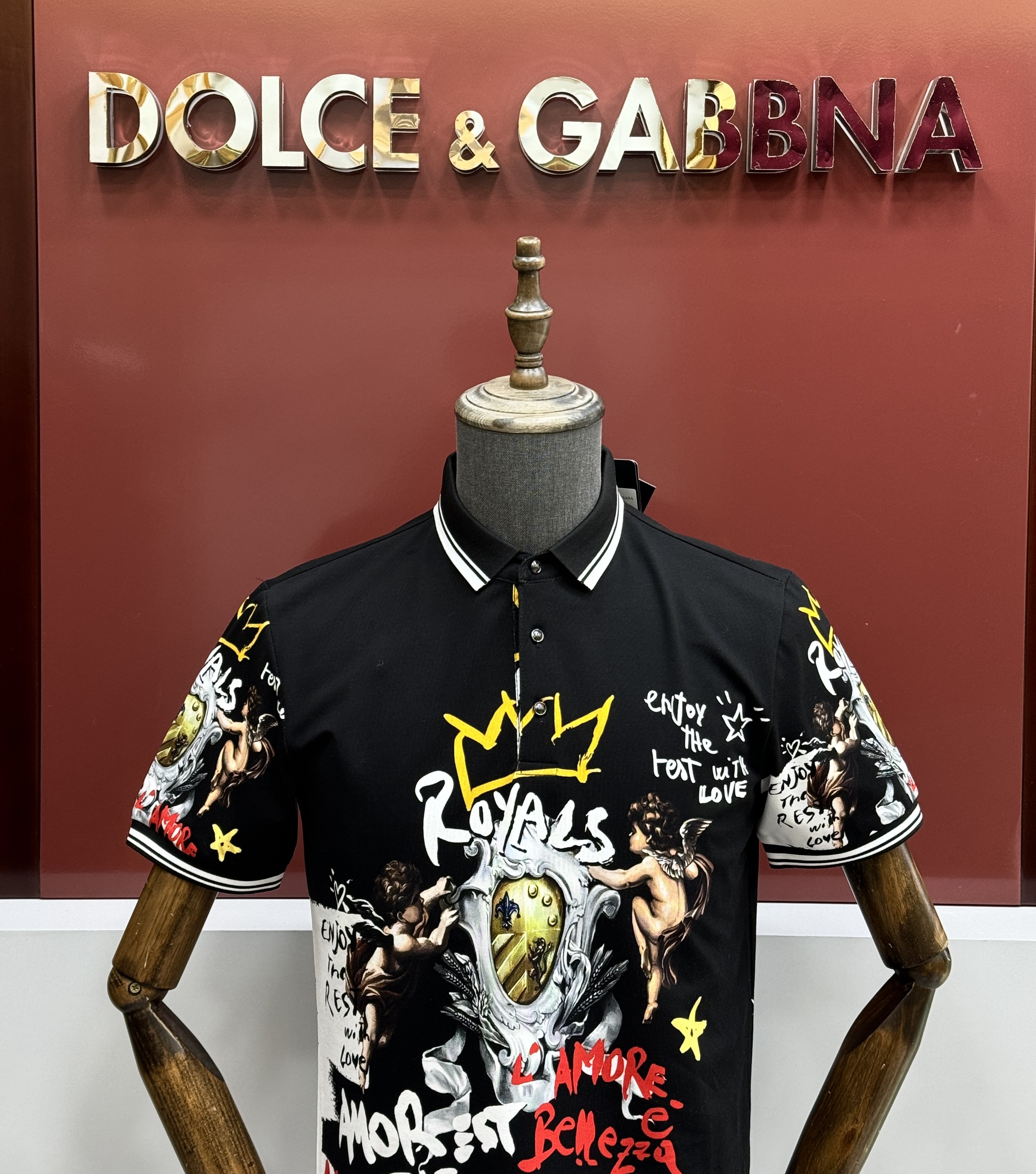 Áo polo Dolce Gabbana DG Đen họa tiết logo chữ thiên thần kẻ viền Trắng Like Auth 1-1 on web CD MK
